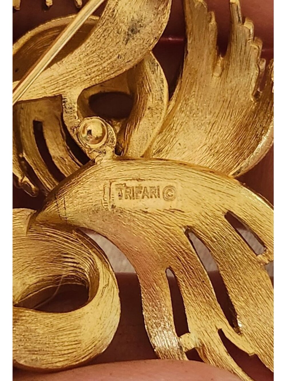 Crown Trifari Vintage 1960 Gold-Tone Abstract Ribbon Brooch Signed 2.5" Elegant - Picture 4 of 6
